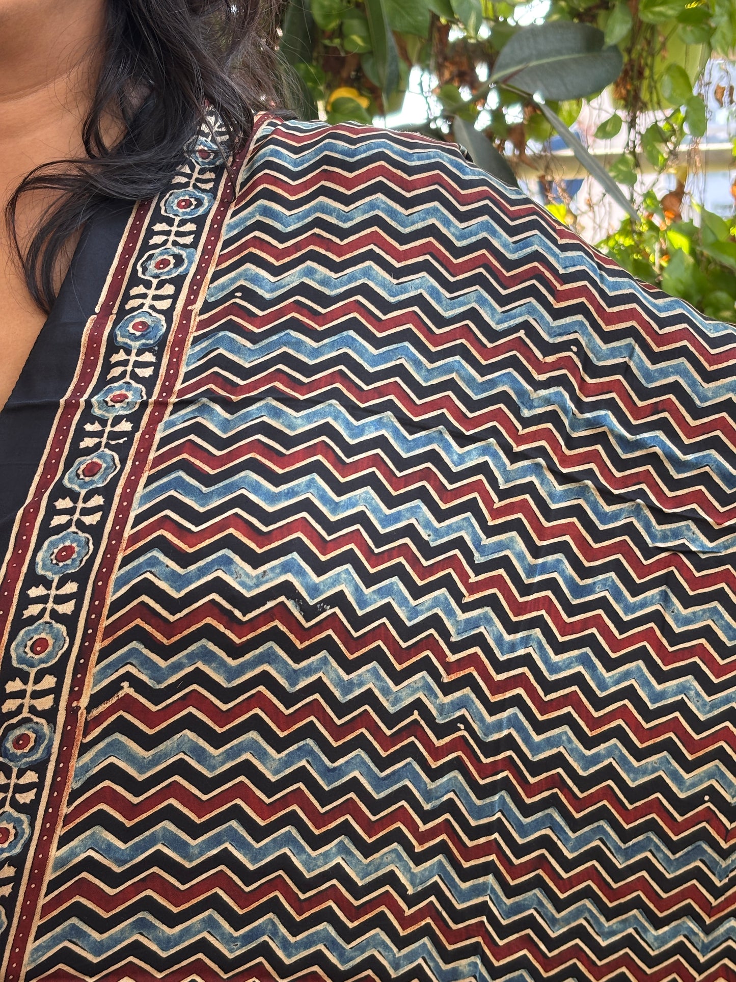 Black Horizontal Zig Zag Contemporary Motif Stole, contemporary stole, closer view.