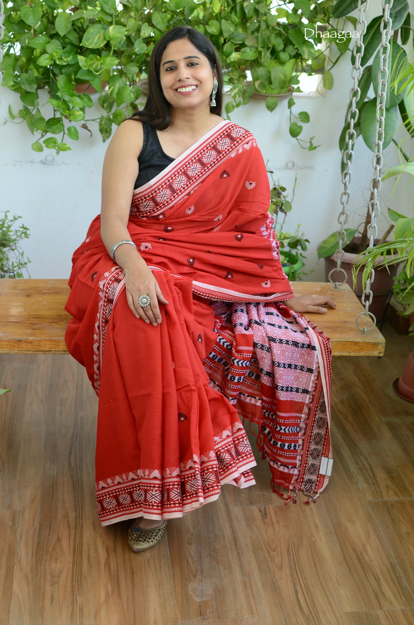 Medha-red (Cotton Handloon Saree with Hand Weaved Buta)