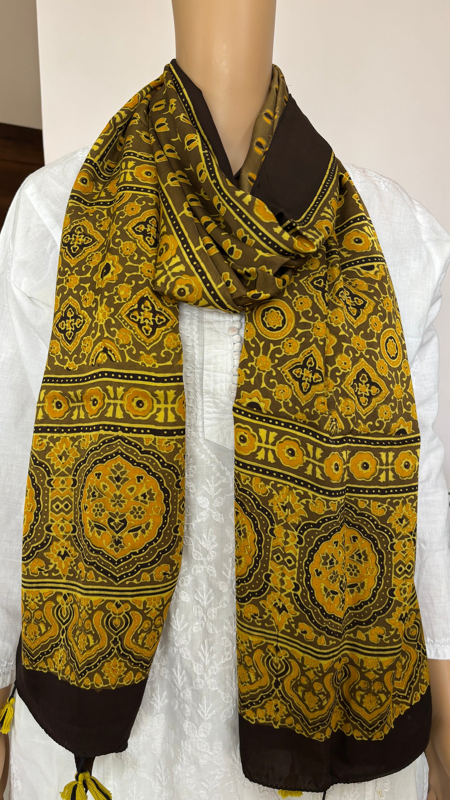 Yellow Colour Kamal Pattern Stole,kamal motif, closer view.