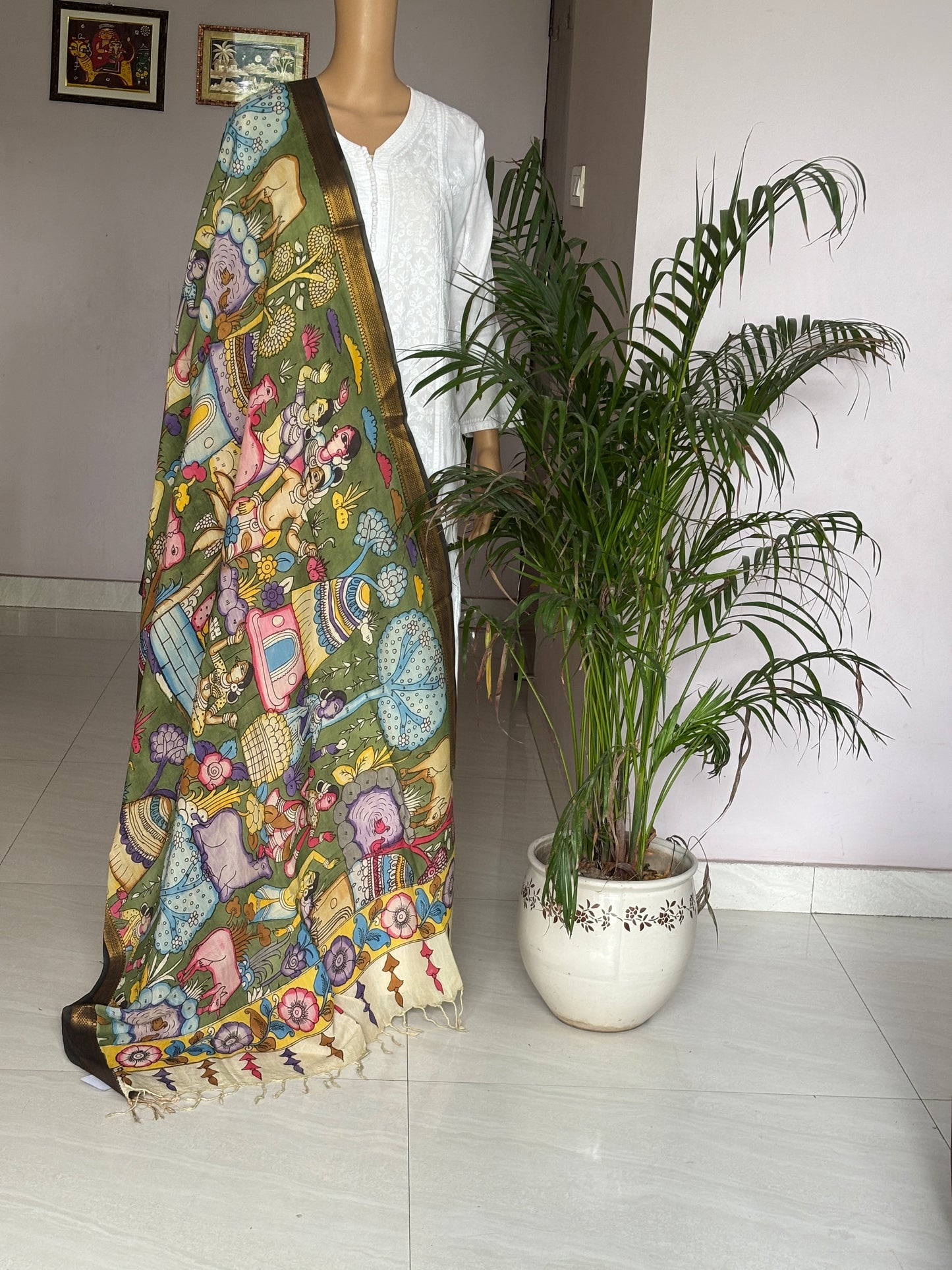 Kalahasti  kalamkari dupatta, figure motif dupatta,front view.