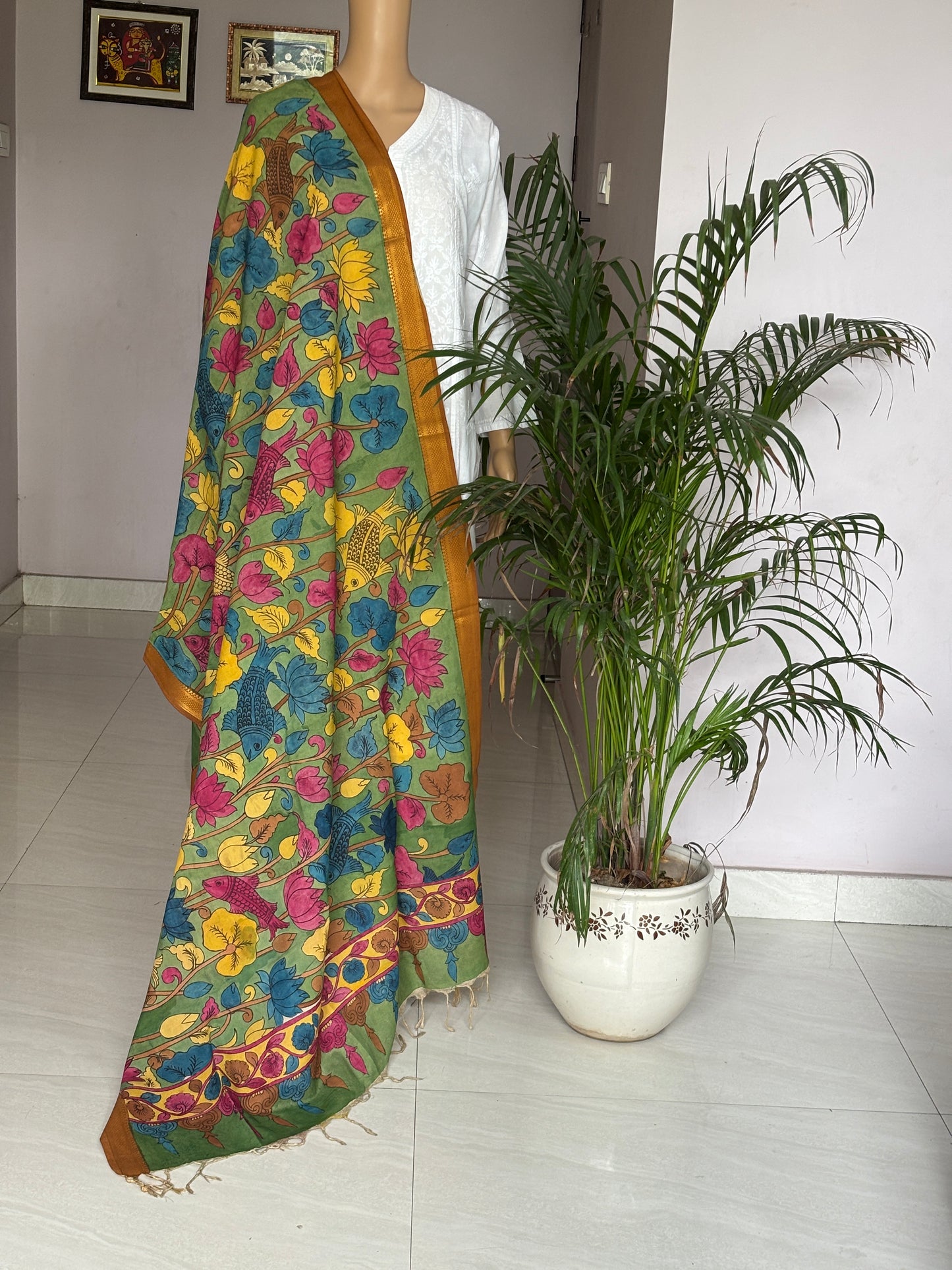Kalahasti  kalamkari dupatta, floral motif dupatta,front view.