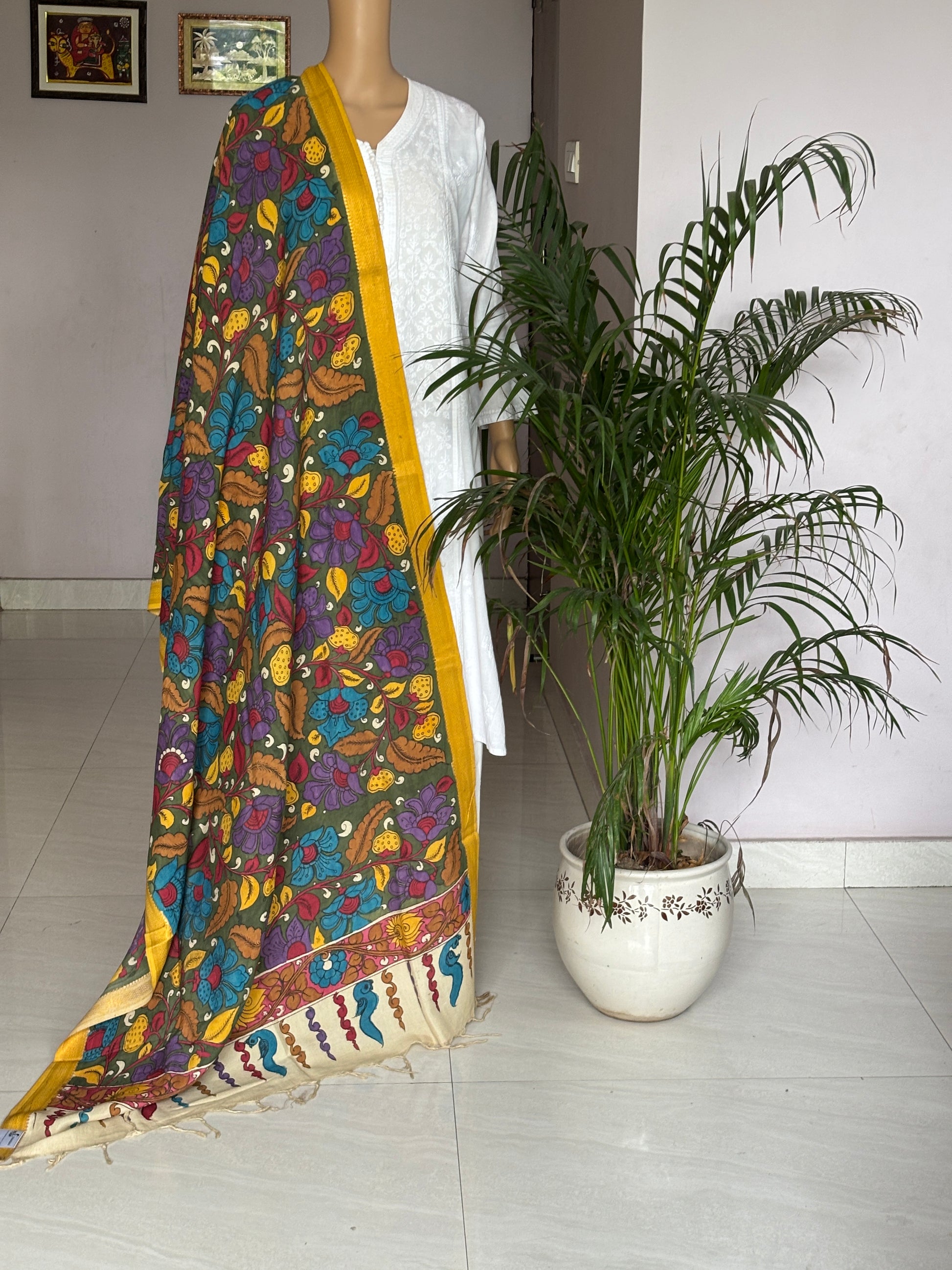 kalamkari dupatta,kalahasti kalamkari dupatta,front view.