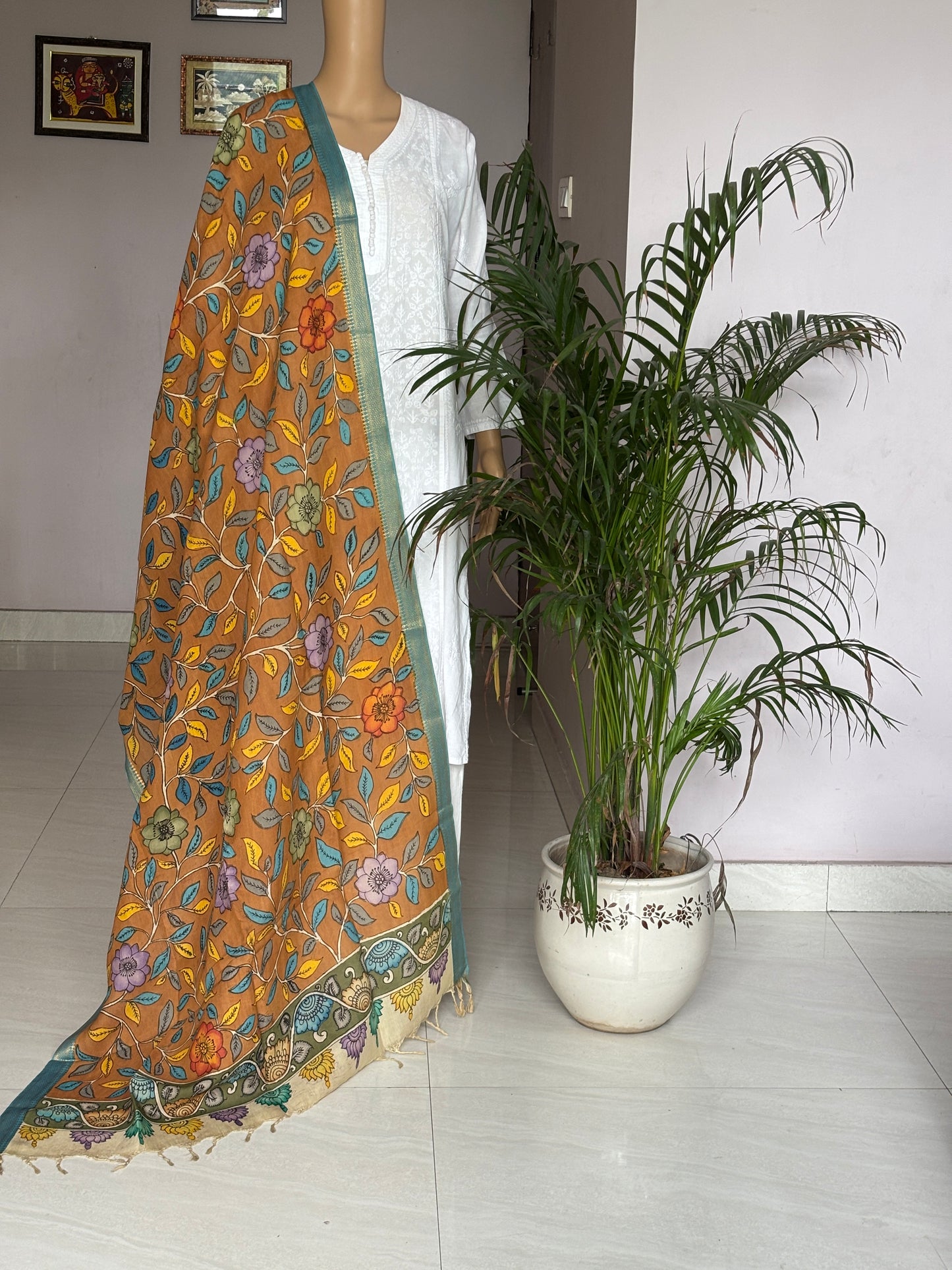 kalamkari dupatta,kalahasti kalamkari dupatta,front view.