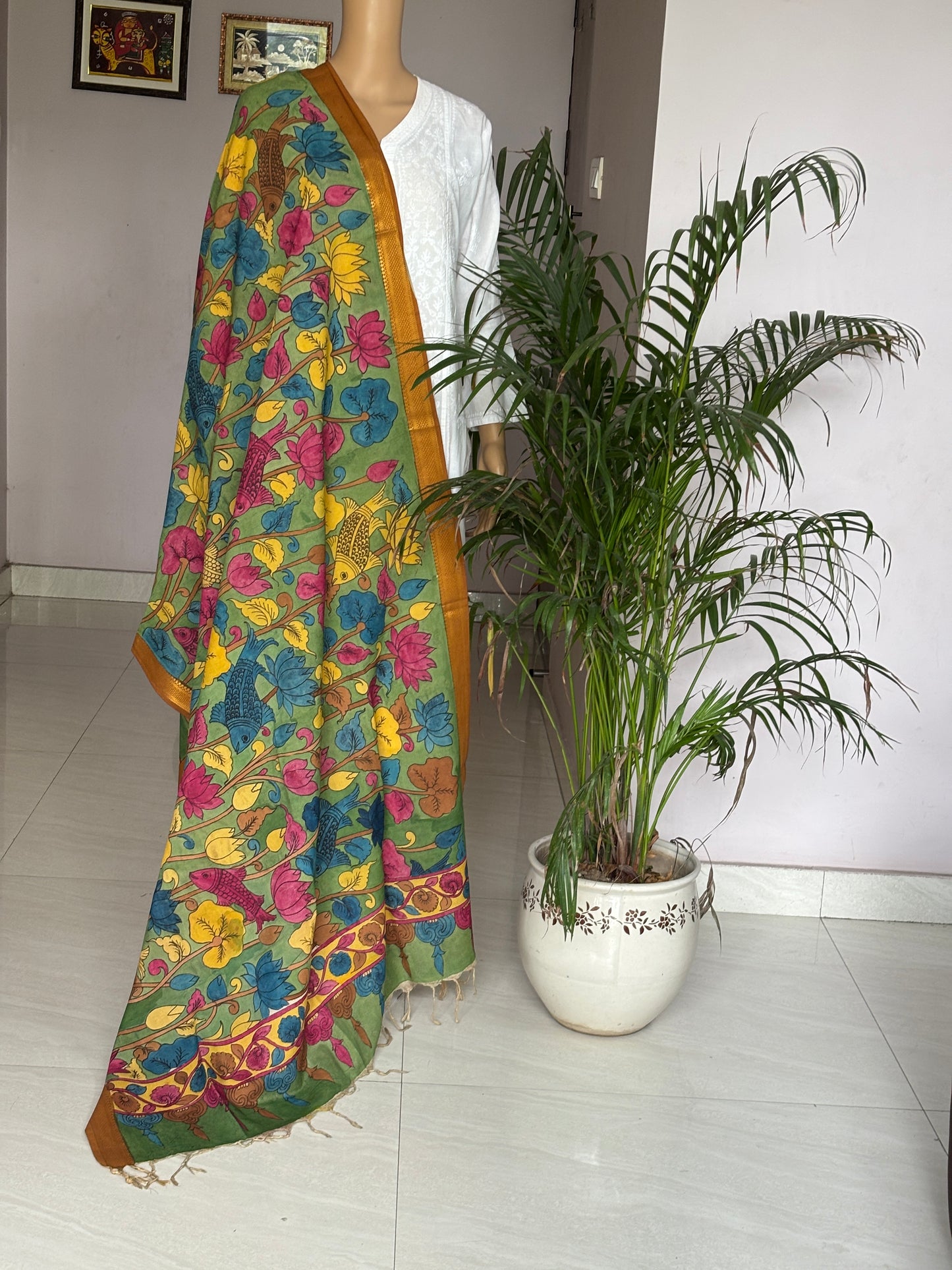 Kalahasti  kalamkari dupatta, floral motif dupatta,front view.