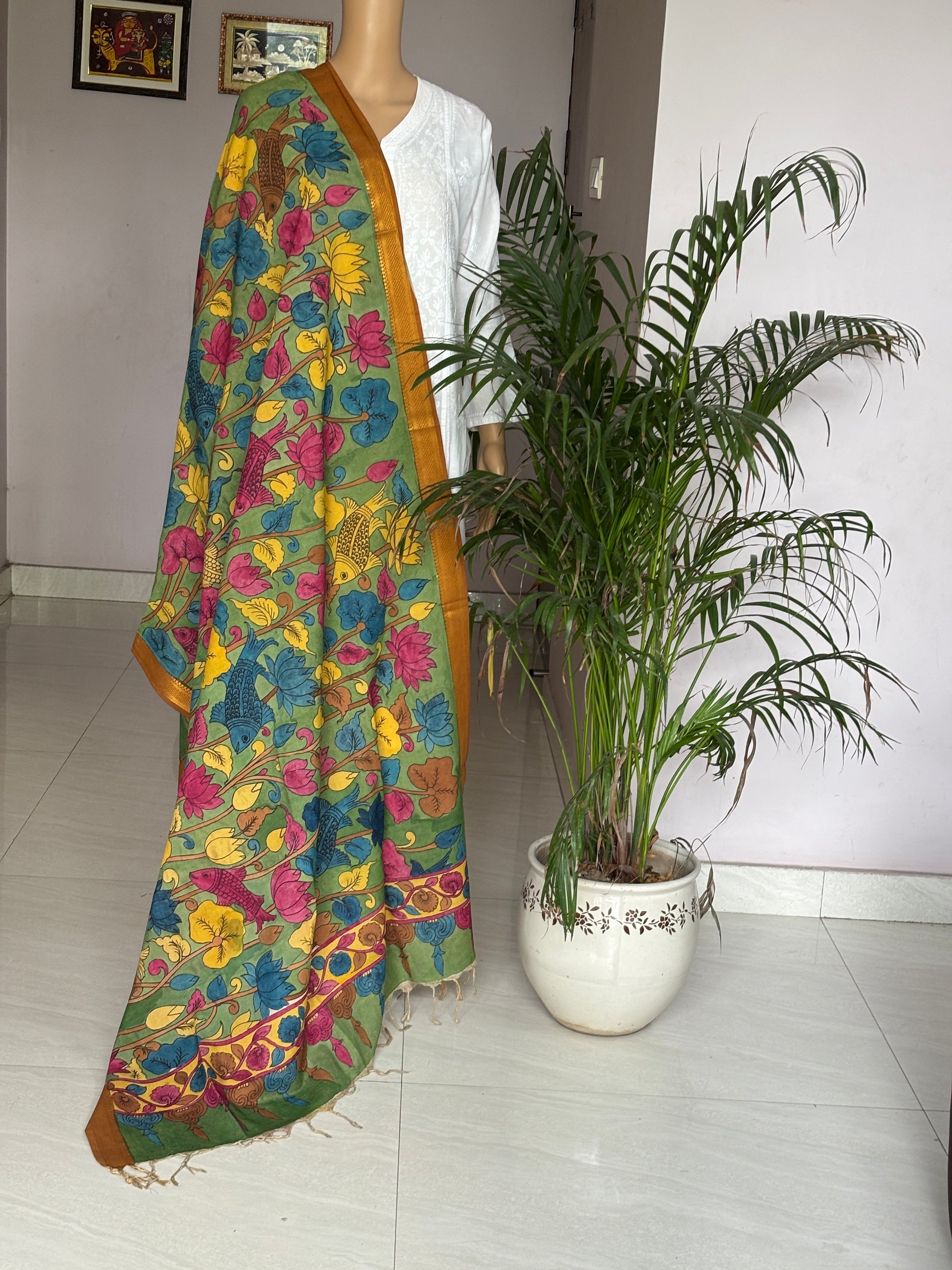 Kalahasti  kalamkari dupatta, floral motif dupatta,front view.