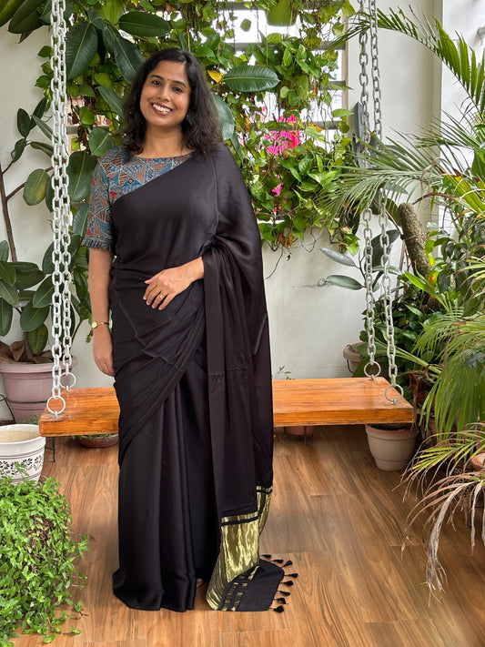 Black Modal Plain Saree With Lagdi Palla